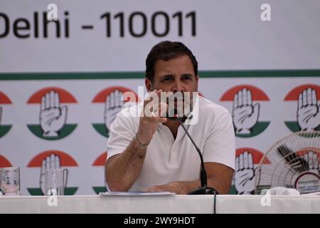 Delhi, nuova Delhi, India. 5 aprile 2024. Il leader del partito del Congresso Nazionale Indiano Rahul Gandhi parla durante il rilascio del manifesto del partito a nuova Delhi il 5 aprile 2024, in vista delle imminenti elezioni generali in India. (Credit Image: © Deep Nair/ZUMA Press Wire) SOLO PER USO EDITORIALE! Non per USO commerciale! Foto Stock