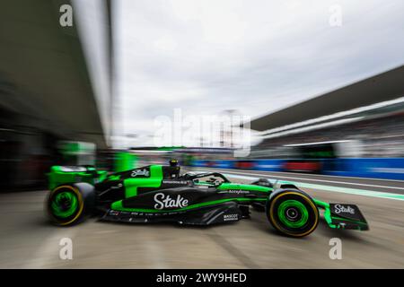 Suzuka, Giappone. 5 aprile 2024. Il cinese Zhou Guanyu di Kick Sauber inizia la gara durante la sessione di prove del Gran Premio del Giappone di Formula 1 a Suzuka, in Giappone, il 5 aprile 2024. Crediti: Qian Jun/Xinhua/Alamy Live News Foto Stock