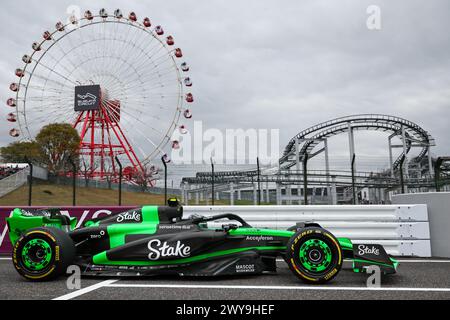 Suzuka, Giappone. 5 aprile 2024. Zhou Guanyu di Kick Sauber, cinese, guida la sua vettura durante la sessione di prove del Gran Premio di Formula 1 giapponese a Suzuka, Giappone, 5 aprile 2024. Crediti: Qian Jun/Xinhua/Alamy Live News Foto Stock