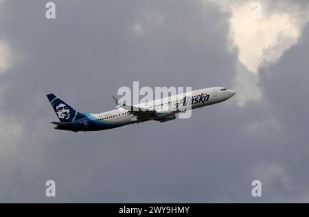 San Francisco, Stati Uniti. 4 aprile 2024. Un aereo di Alaska Airlines decolla dall'aeroporto internazionale di San Francisco a San Francisco, negli Stati Uniti, il 4 aprile 2024. Secondo la compagnia aerea, Boeing ha pagato 160 milioni di dollari USA ad Alaska Airlines nel primo trimestre per la messa a terra del 737 Max 9. Crediti: Li Jianguo/Xinhua/Alamy Live News Foto Stock