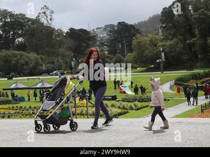San Francisco, Stati Uniti. 4 aprile 2024. Le persone si divertono al Golden Gate Park di San Francisco, California, Stati Uniti, 4 aprile 2024. Il Golden Gate Park ha segnato il suo 154° anniversario giovedì. Crediti: Liu Yilin/Xinhua/Alamy Live News Foto Stock