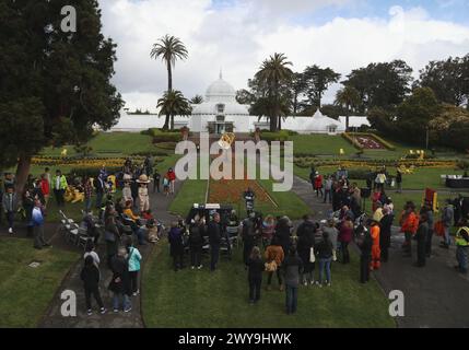 San Francisco, Stati Uniti. 4 aprile 2024. Le persone partecipano a un evento al Golden Gate Park per celebrare il suo 154 ° anniversario a San Francisco, California, Stati Uniti, 4 aprile 2024. Il Golden Gate Park ha segnato il suo 154° anniversario giovedì. Crediti: Liu Yilin/Xinhua/Alamy Live News Foto Stock
