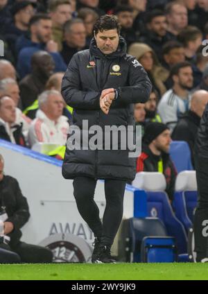 Londra, Regno Unito. 4 aprile 2024 - Chelsea contro Manchester United - Premier League - Stamford Bridge. Il manager del Chelsea Mauricio Pochettino guarda il suo orologio durante la partita contro il Manchester United. Crediti immagine: Mark Pain / Alamy Live News Foto Stock