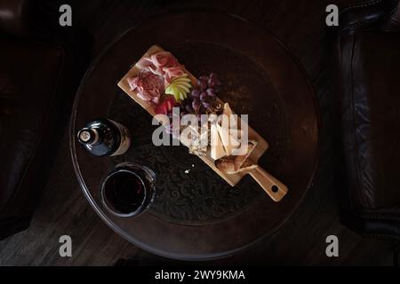 Vista dall'alto del tabellone del pub sul tavolo rotondo con bottiglia di vino Foto Stock