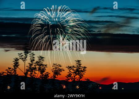 Spettacolare scatto al tramonto di fuochi d'artificio sulla valle di Missoula Foto Stock