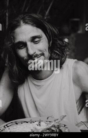 Ritratto in bianco e nero di un uomo sorridente. Primo piano. Foto Stock