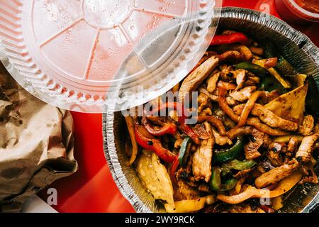 Pollo Fajitas Takeout con patatine fritte e salsa Foto Stock