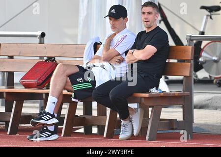 Jetzt ist es offiziell. FC Bayern trennt sich von Marco Neppe. ARCHIVFOTO Trainer Thomas TUCHEL Bayern Muenchen und Marco NEPPE Technischer Direktor FCB sitzen auf einer Holzbank, Testspiel FC Bayern Muenchen - Rottach Egern 27-0 Trainingslager a Rottach Egern AM 18.07.2023. Fussball 1. Bundesliga, Saison 2023/2024. *** Ora il suo FC Bayern ufficiale si separa da Marco Neppe FOTO D'ARCHIVIO Coach Thomas TUCHEL Bayern Muenchen e Marco NEPPE Direttore tecnico FCB siedono su una panchina di legno, test match FC Bayern Muenchen Rottach Egern 27 0 campo di allenamento a Rottach Egern il 18 07 2023 calcio 1 B. Foto Stock