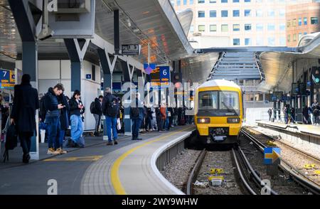 Treno passeggeri sudorientale classe 465 alla stazione ferroviaria di London Bridge, Londra, Inghilterra. Foto Stock