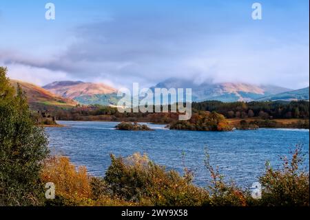 In autunno, guardando il Loch Awe, con il castello di Kilchurn a lato e le colline di Glen Straw e Glen Orchy in lontananza Foto Stock
