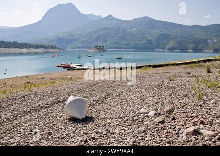 Chorges (Francia sud-orientale) il 23 maggio 2023: Sponde del lago Serre-Poncon. Il livello del lago è al di sotto del suo livello ottimale di riempimento. Pontoni e boa sul Th Foto Stock