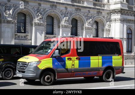 Red Metropolitan Police van, il furgone degli ufficiali armati dell'unità di protezione diplomatica, strade di pattugliamento nella City di Londra, Inghilterra. Foto Stock