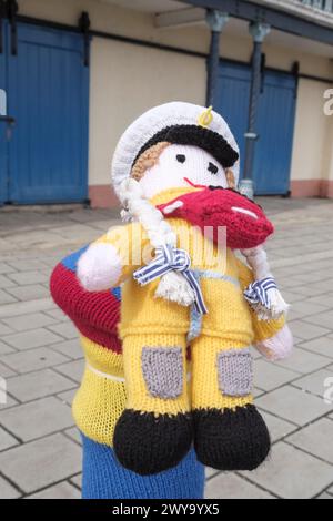 Intorno a Penarth a Seaside Town nella vale of Glamorgan Galles, UK Knitted Bollard TOppers, che celbrano il 200° anniversario dell'RNLI Foto Stock