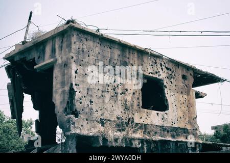 La memoria rimane sulle cicatrici del conflitto, come si può notare negli edifici pieni di proiettili del campo profughi di Sabra-Shatila in Libano Foto Stock