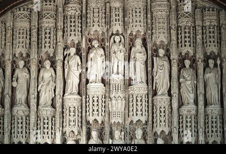 Statue in pietra, di importanti modelli cristiani, dietro l'altare nella cappella dell'All Souls College, Università di Oxford, Inghilterra. Foto Stock