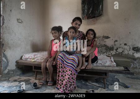 Fotografia di una famiglia palestinese con generazioni diverse che tracciano l'evoluzione del sogno di casa nel campo profughi di Sabra-Shatila Foto Stock