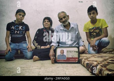 Fotografia di una famiglia palestinese con generazioni diverse che tracciano l'evoluzione del sogno di casa nel campo profughi di Sabra-Shatila Foto Stock