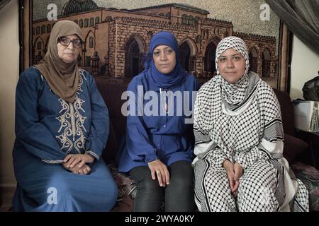 Fotografia di una famiglia palestinese con generazioni diverse che tracciano l'evoluzione del sogno di casa nel campo profughi di Sabra-Shatila Foto Stock