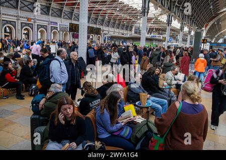 Londra, Regno Unito. 5 aprile 2024. Disagi a Paddington dovuti all'azione industriale, mentre i membri di Aslef a Avanti West Coast, CrossCountry, East Midlands Railway, West Midlands Railway e London Northwestern usciranno fuori, montaggio delle linee di picchetti fuori dalle stazioni ci sono ulteriori disagi a causa di un treno deragliato tra Reading e London Paddington e alcune linee sono bloccate. L'azione industriale di alcune compagnie ferroviarie implica che molte persone che cercano di fuggire per le vacanze di Pasqua saranno colpite. Non ci sono treni GWR da Paddington il 6 aprile. Credito: Mark Thomas/Alamy Live News Foto Stock