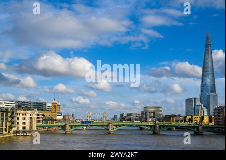 Southwark Bridge che attraversa il Tamigi a Londra, Inghilterra. Foto Stock