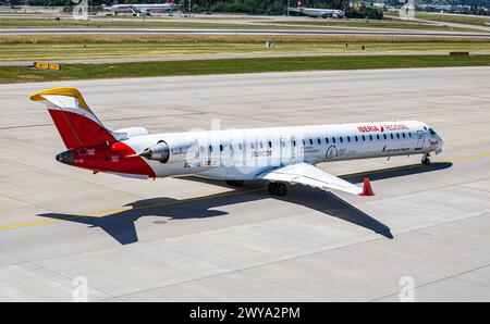 Ein Bombardier CRJ-1000 von Air Nostrum rollt auf dem Flughafen Zürich zur Startbahn. Registrazione EC-MSL. DAS Flugzeug Hat Die Bemalung der Iberia re Foto Stock