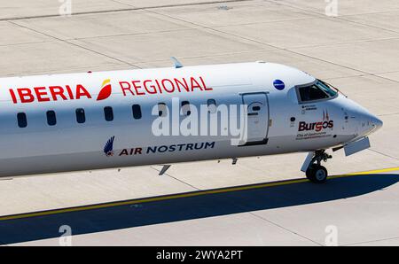 Ein Bombardier CRJ-1000 von Air Nostrum rollt auf dem Flughafen Zürich zur Startbahn. Registrazione EC-MSL. DAS Flugzeug Hat Die Bemalung der Iberia re Foto Stock