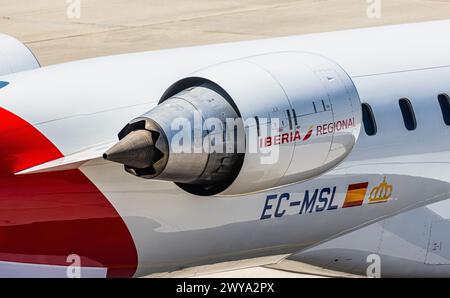 Ein Bombardier CRJ-1000 von Air Nostrum rollt auf dem Flughafen Zürich zur Startbahn. Registrazione EC-MSL. DAS Flugzeug Hat Die Bemalung der Iberia re Foto Stock