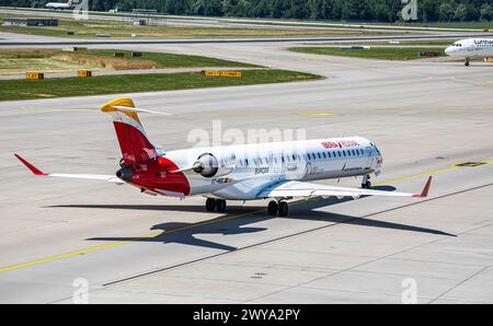 Ein Bombardier CRJ-1000 von Air Nostrum rollt auf dem Flughafen Zürich zur Startbahn. Registrazione EC-MSL. DAS Flugzeug Hat Die Bemalung der Iberia re Foto Stock