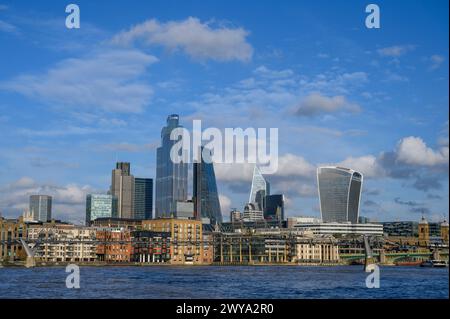 Grattacieli sullo skyline della City di Londra, visibili sul Tamigi, Londra, Inghilterra. Foto Stock