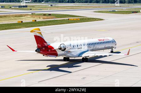 Ein Bombardier CRJ-1000 von Air Nostrum rollt auf dem Flughafen Zürich zur Startbahn. Registrazione EC-MSL. DAS Flugzeug Hat Die Bemalung der Iberia re Foto Stock