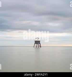 Il faro di Dovercourt, nel mare del nord, nel regno unito, a lunga esposizione artistica Foto Stock