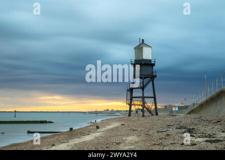 Faro Dovercourt Essex UK sulla spiaggia con tramonto alle spalle Foto Stock