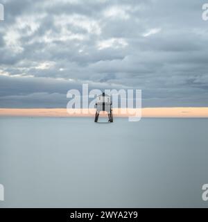 Il faro di Dovercourt, nel mare del nord, nel regno unito, a lunga esposizione artistica Foto Stock