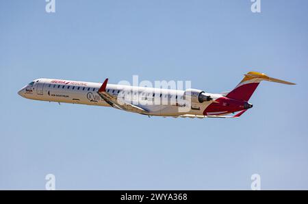 Ein Bombardier CRJ-1000 von Air Notstrum startet vom Flughafen Zürich a Richtung Madrid. DAS Flugzeug mit der Registration EC-MSL trägt die Bemalung Foto Stock