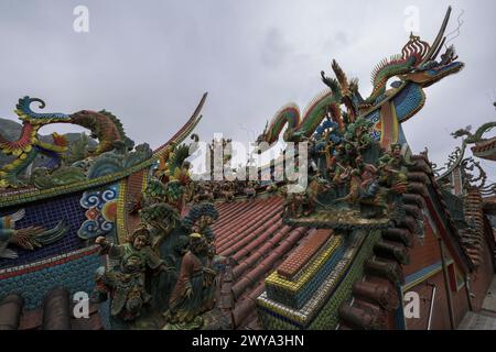 Vista che mostra il tetto del tempio Chuen Ji Hall decorato con draghi Foto Stock