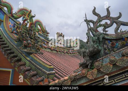 Vista che mostra il tetto del tempio Chuen Ji Hall decorato con draghi Foto Stock