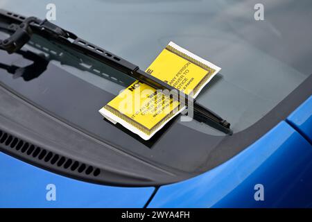 Biglietto per il parcheggio sul parabrezza dell'auto sotto il tergicristallo, Regno Unito Foto Stock