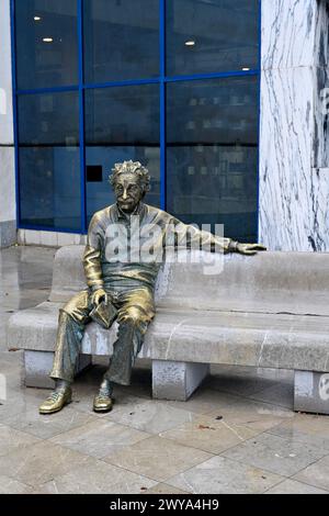 Statua di Albert Einstein seduta sulla panchina all'esterno del museo della scienza in Parque de las Ciencias, Granada, Spagna Foto Stock