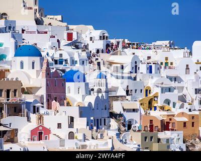 Vista verso le chiese a cupola blu della Resurrezione del Signore e di San Spyridon, il villaggio di Oia, l'isola di Santorini Thira, le Cicladi, le isole greche, GRE Foto Stock