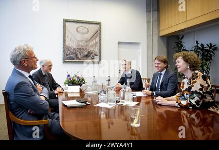 L'AIA - Kim Putters (presidente della SER), Ingrid Thijssen (presidente della VNO-NCW) e Tuur Elzinga (presidente della FNV) prima dell'inizio di una conversazione con gli informatori Elbert Dijkgraaf e Richard van Zwol. ANP KOEN VAN WEEL netherlands Out - belgio Out Foto Stock