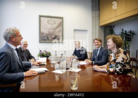 L'AIA - Kim Putters (presidente della SER), Ingrid Thijssen (presidente della VNO-NCW) e Tuur Elzinga (presidente della FNV) prima dell'inizio di una conversazione con gli informatori Elbert Dijkgraaf e Richard van Zwol. ANP KOEN VAN WEEL netherlands Out - belgio Out Foto Stock