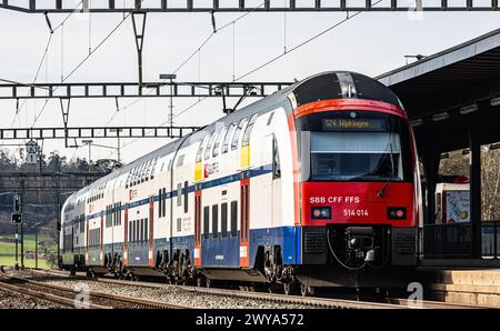 Eine Zürcher S-Bahn der Linie S24 (S-Bahn 24) vom Typ FFS Rabe 514 steht im Bahnhof Bassersdorf im Zürcher Unterland ein. (Bassersdorf, Schweiz, 04,02 Foto Stock