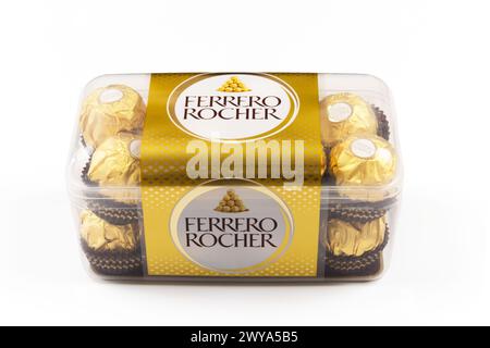 Scatola di cioccolatini Ferrero Rocher isolati su sfondo bianco Foto Stock