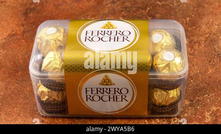 Scatola di cioccolatini Ferrero Rocher isolati su un tavolo Foto Stock