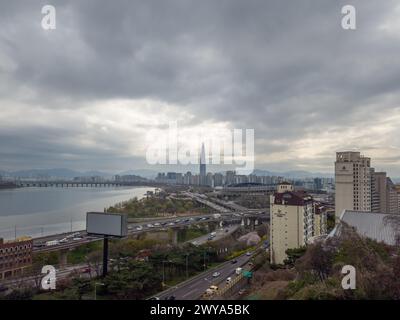 Seoul, Corea del Sud - 5 aprile 2024: Olympic Boulevard, Jamsil Olympic Stadium e Lotte World Tower sul fiume Han a Seoul. Foto Stock