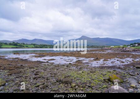 Costa rocciosa dell'estuario di Owenmore a Cloghane, Contea di Kerry, Irlanda Foto Stock