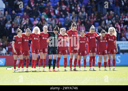 Liverpool FC vs Manchester City FC Barclays donne Super League PRENTON PARK TRANMERE INGHILTERRA 30 MARZO 2024 giocatori, il personale e i tifosi tengono un minuto di silenzio in memoria dei 97 tifosi che hanno perso la vita nella tragedia di Hillsborough prima della partita di Super League femminile di Barclays tra Liverpool FC e Manchester City FC al Prenton Park Tranmere il 30 marzo 2024 a Birkenhead, in Inghilterra. (Foto Alan Edwards ) Foto Stock