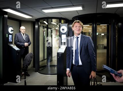 L'AIA - Kim Putters (presidente del SER) prima dell'inizio di una conversazione con gli informatori Elbert Dijkgraaf e Richard van Zwol. ANP KOEN VAN WEEL netherlands Out - belgio Out Foto Stock