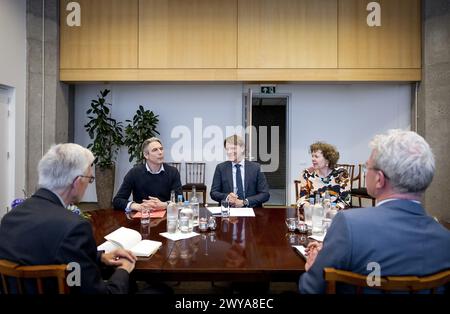 L'AIA - Kim Putters (presidente della SER), Ingrid Thijssen (presidente della VNO-NCW) e Tuur Elzinga (presidente della FNV) prima dell'inizio di una conversazione con gli informatori Elbert Dijkgraaf e Richard van Zwol. ANP KOEN VAN WEEL netherlands Out - belgio Out Foto Stock