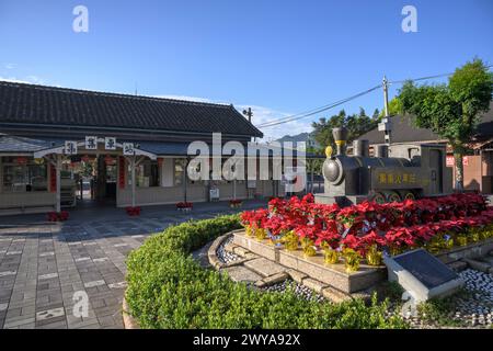 Una piattaforma deserta presso la stazione ferroviaria di Jiji che offre uno sguardo nostalgico nel passato con uno sfondo panoramico di montagna Foto Stock